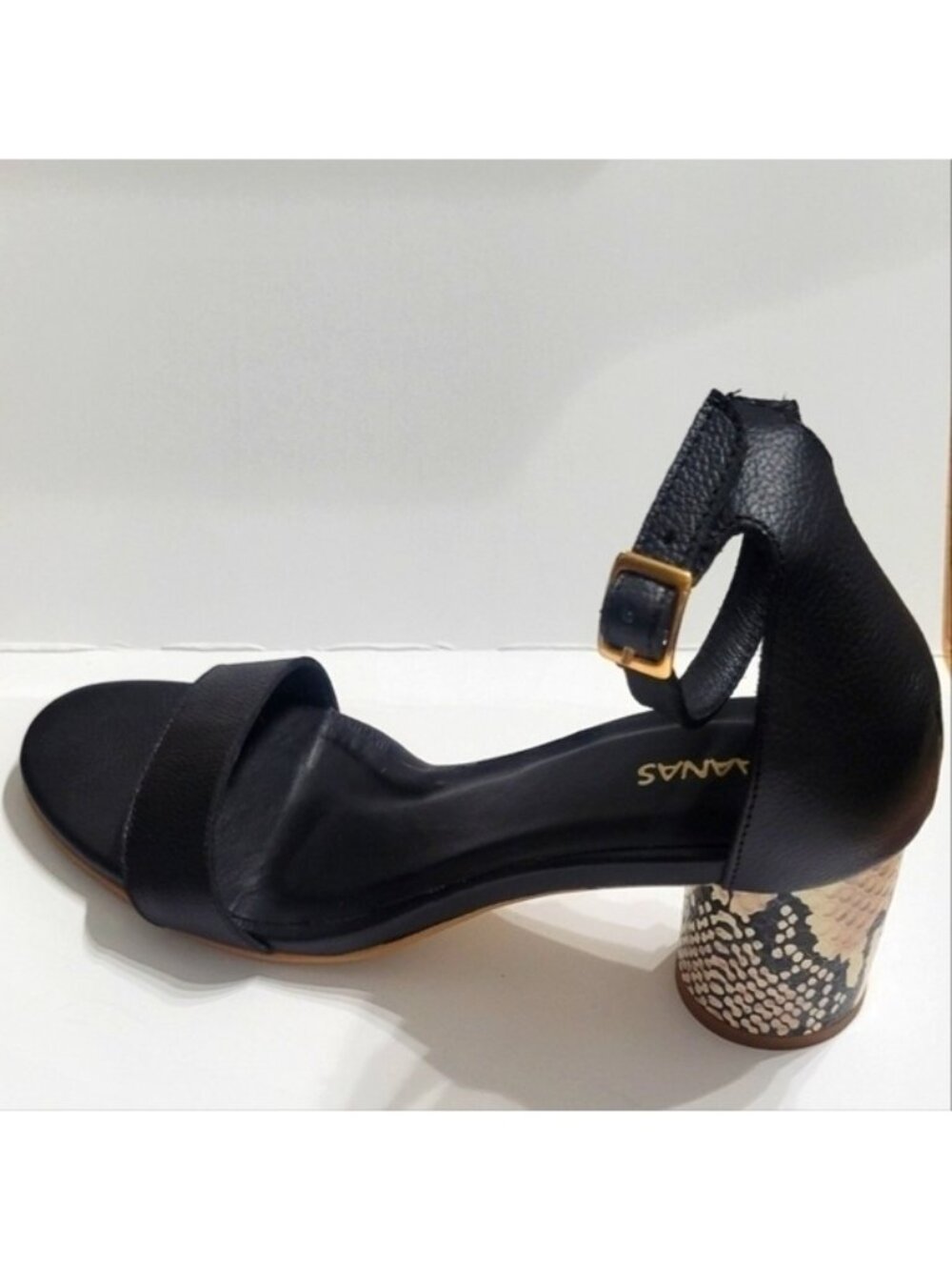 Kaanas snake heels NWOT SIZE 7